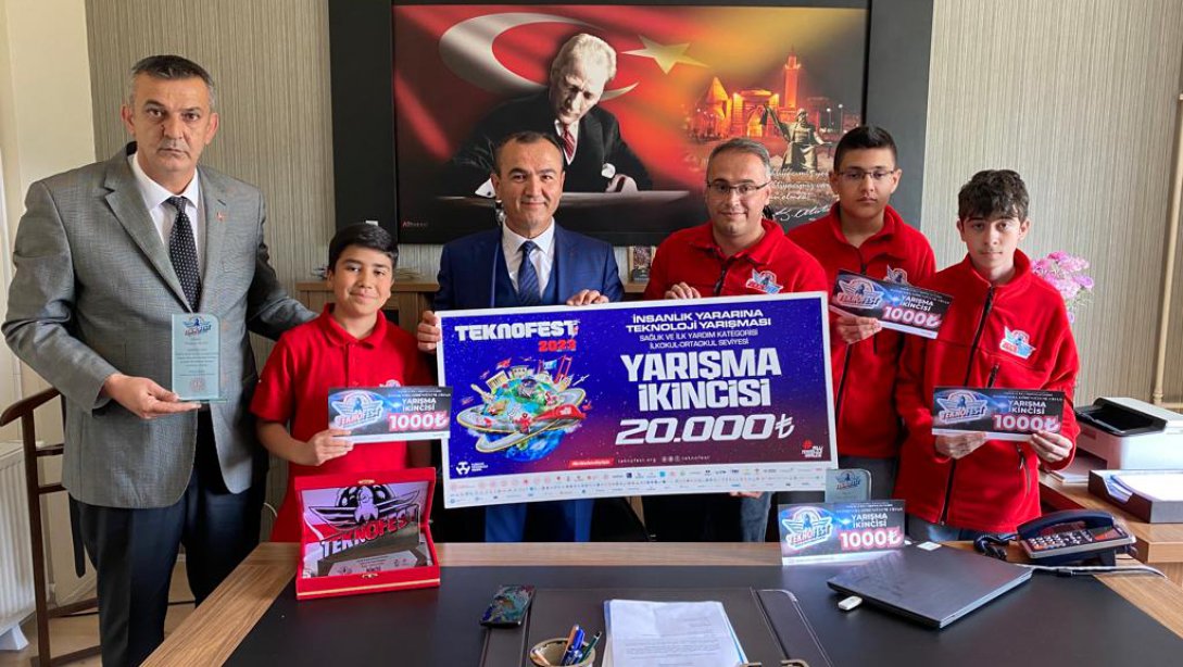 TEKNOFEST 2023 Türkiye İkincisi Takımımız Kaman İlçe Milli Eğitim Müdürlüğünü Ziyaret Etti 