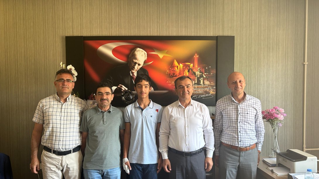 LGS Türkiye Birincisi Öğrencimiz Hamza Yiğit, İlçe Milli Eğitim Müdürü Halil İman'ı Ziyaret Etti