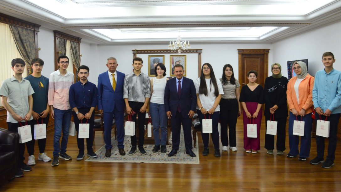 2023 YKS'de Türkiye Genelinde İlk 1000'e Giren Öğrencilerimiz Valimiz Sayın H. Mete Buhara'yı Makamında Ziyaret Etti