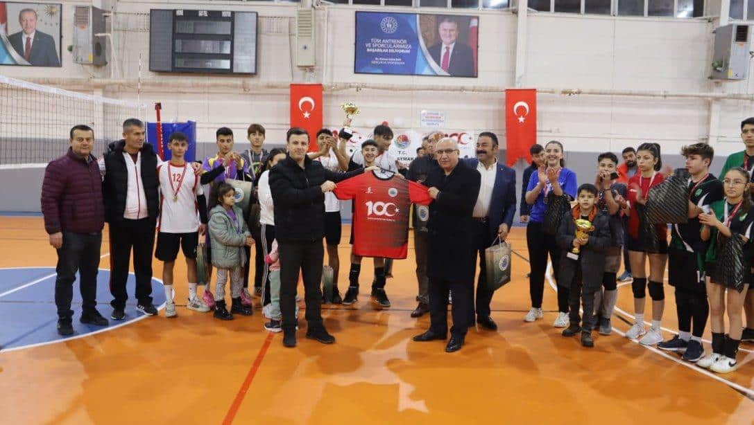 100. Yıl Voleybol Turnuvasının Galibi 15 Temmuz Şehitleri Anadolu Lisesi Oldu