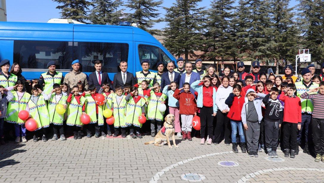 Kaman İlçe Jandarma Komutanlığı, Kurancılı Şehit Ayhan Keleş İlkokulu'nda Tanıtım ve Bilgilendirme Programı Gerçekleştirdi