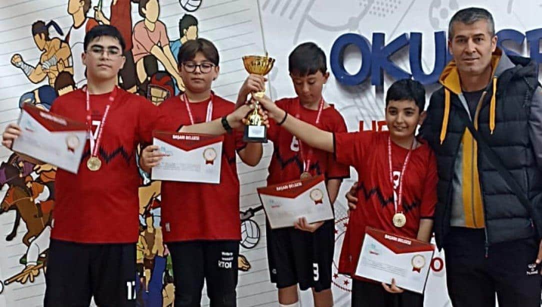 Kaman Şehit Bayram Kara Ortaokulu Öğrencileri, Kırşehir'de Düzenlenen Masa Tenisi Turnuvasında İl Birincisi Oldu